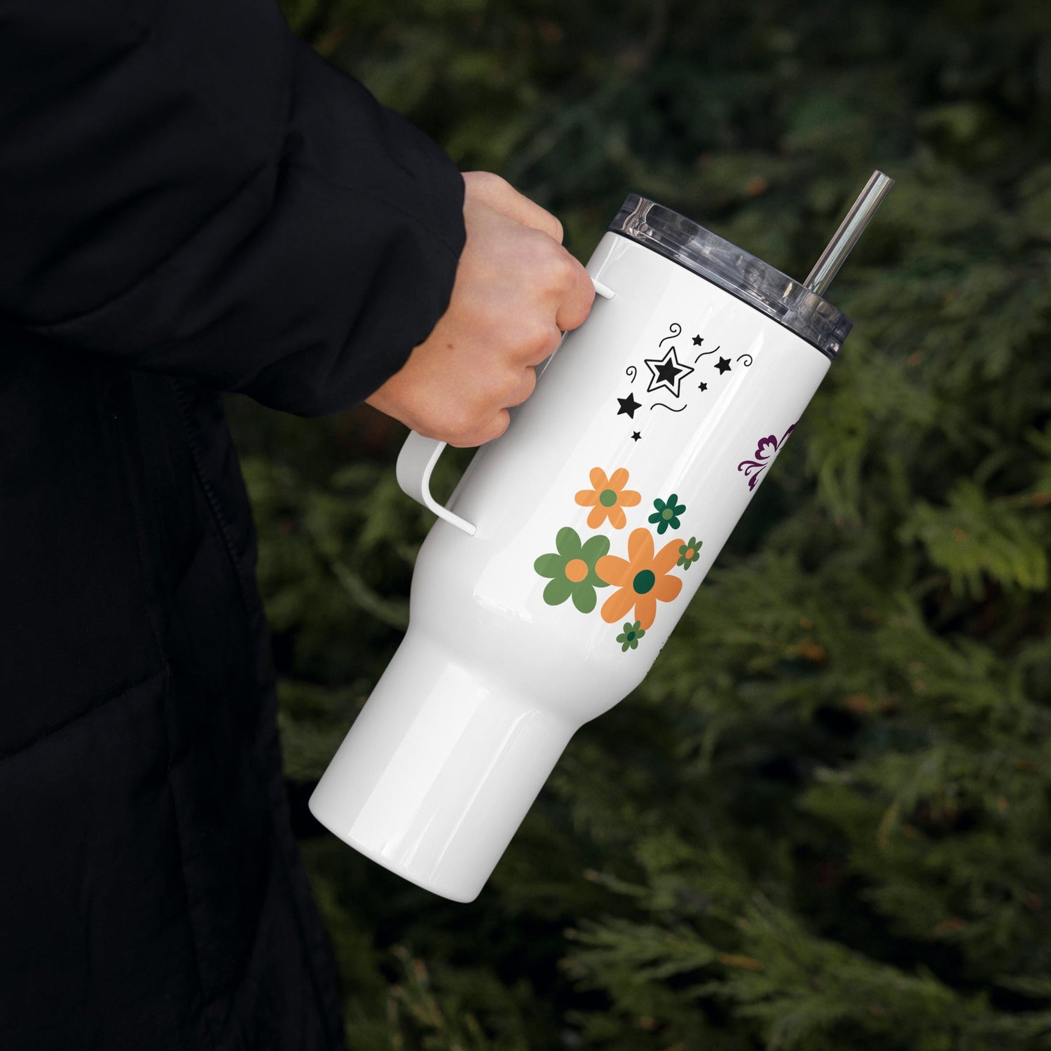 Travel mug with a handle